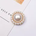 Detailansicht eines 16mm Perlenknopfs mit Goldrand und kleinen Perlenbesatz - 18mm / Perlenstil