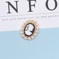Ovaler Cameo-Anhänger mit weißem Frauenprofil, schwarzer Basis und Perlenrand in Gold - Weiß