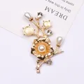 Eleganter goldener Blumenanstecker mit weißen Perlen und Strass für DIY-Zubehör - Blumenzweig-Stil (AF-671#-2#)