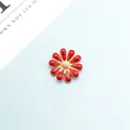 Rote Gänseblümchen-Anhänger mit Goldrand und Emaille-Finish für DIY Haarschmuck - Rot