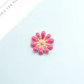 Daisy Blumenanhänger in Pink aus Legierung für DIY Haarschmuck und Bastelprojekte - Rosenrot