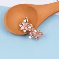 Detail eines rosa Blumen-Bogen-Metall-Accessoires mit Strass für DIY-Haarschmuck - Rosa