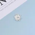 Makroansicht der Kristall-Schneeflocke aus Legierung mit Strasssteinen und Perle - Zirkonia Stil / Silber