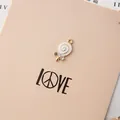 Dettaglio di un ciondolo a lecca-lecca bianco e oro con strass per creazioni fai-da-te - Stile Lecca Lecca a Spirale / Bianco
