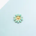 Blauer Emaille-Gänseblümchen-Anhänger mit Goldmetall für DIY-Haarschmuck-Zubehör - Hellgrün