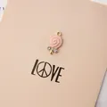 Mini-Lollipop-Anhänger in Pink mit Goldbeschichtung und glänzenden Kristallen - Spiral-Lutscher-Stil / Rosa