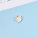 Nahaufnahme eines silbernen Muschel-Anhängers mit Perle für DIY-Schmuck und Haar-Accessoires - Silber