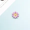 Lila Gänseblümchen-Anhänger aus Legierung mit goldener Mitte und Emaille-Finish - Lila