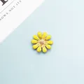 Gelbe Emaille Gänseblümchen Anhänger mit goldenem Metallrand für DIY Haarschmuck - Gelb