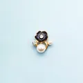 Macro-opname van paarse emaille bloem met parels en strass voor DIY-sieraden - Zwart