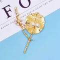 Brosche in Form eines goldenen Lotusblattes mit Perlen und funkelnden Strasssteinen - Lotusblatt Ast Stil / Gold