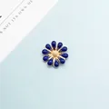 Dunkelblaue Gänseblümchen-Legierung mit goldenen Staubblättern und weißer Deko-Karte - Dunkelblau