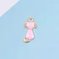 Detailansicht eines rosa Emaille-Katzenanhängers mit Goldrand für DIY-Schmuckherstellung - Rosa