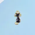 Detailansicht von schwarzem Emaille-Katzenanhänger mit Goldrand für DIY-Schmuck - Schwarz