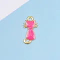 Detailansicht von rosa Emaille-Katzenanhängern mit goldener Legierung für DIY-Schmuck - Rosenrot