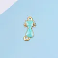 Detail eines hellblauen Emaille-Katzenanhängers mit Goldmetallrahmen für DIY-Schmuck - Blau
