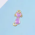 Detail eines goldenen Katzenanhängers mit lila Emaille für DIY Schmuckzubehör - Lila