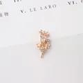 Detailaufnahme eines goldfarbenen Blumen-Haar-Accessoires mit funkelnden Strasssteinen - Roségold Weißer Zirkon