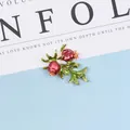 Detail einer roten Granatapfel-Emaille-Brosche mit grünen Blättern für DIY-Brautschmuck - Kleiner Granatapfel Stil