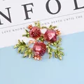 Makro-Detail des Granatapfel-Blumenzubehörs aus Legierung mit grünem Emaille-Blatt-Handwerk - Großer Granatapfel Stil