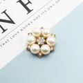 Detailaufnahme von Perlen-Blumen-Anhänger aus Legierung mit Strass für DIY-Bastelarbeiten - Gold