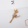 Goldenes Zweig-Haar-Accessoire mit weißen Perlen und funkelnden Strasssteinen auf Weiß - Gold