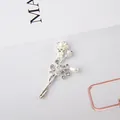 Nahaufnahme von silbernem Haarschmuck mit weißen Perlen und glitzernden Straßsteinen - Silber