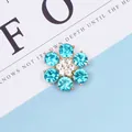 Dettaglio di accessorio floreale in cristallo blu e bianco con base dorata - Azzurro