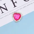 Accessoire DIY en forme de cœur avec centre rose vif et bordure en cristaux - Rose rouge
