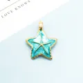 Macro de colgante de estrella de mar en esmalte azul y borde dorado para joyería - Azul lago