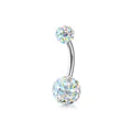 Nahaufnahme von Bauchnabelpiercing aus Chirurgenstahl mit glitzernden AB-Kristallen - AB-Farbe