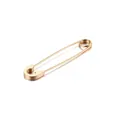 Détail d'une boucle d'oreille trombone en acier inoxydable doré mat de style punk chic - Or rose