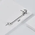 Makroaufnahme der silbernen Titan-Ohrringe mit 7,4 mm Perle und 59 mm langer Kette - Silber Perlen Ohrmanschette Modell