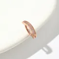 Detailansicht Bauchnabelpiercing in Roségold mit funkelnden Zirkonia-Steinen besetzt - Roségold
