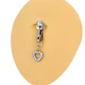 Zilveren clip-on navelring met hartvormige hanger van zirkonia op een huidmodel - Zilveren Klein Hol Hart