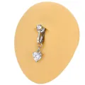 Dettaglio del clip per ombelico con zircone a cuore su un modello in silicone - Cuore Singolo Argento