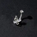 Detalle de piercing de ombligo de mariposa con circonitas sobre una barra curva - Estilo Mariposa con Marco Hueco (Plata 7)