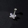 Detalle de piercing de ombligo de mariposa en acero plateado y circonitas claras - Estilo Mariposa de Cristal (Plata 5)