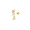 Nahaufnahme eines goldfarbenen Blumen-Tragus-Steckers mit rosa Blüte und Zirkonia-Steinen - Blumenblatt-Stil / Gold 1