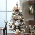 Mini árbol de Navidad de mesa con luces LED y adornos blancos sobre base de madera - Estilo Bebé de Hielo 45cm