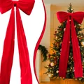 Dettaglio del grande fiocco natalizio in velluto bordeaux per decorazione dell'albero - Rosso