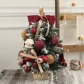 Detalle de pequeño árbol de Navidad de mesa con nieve blanca y lazos de terciopelo rojo - Estilo Casa Roja 45cm