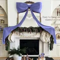 Grande fiocco di velluto lilla decorativo appeso allo specchio del camino natalizio - Viola
