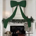 Grande fiocco di velluto verde scuro con lunghi nastri su un camino bianco decorato - Verde