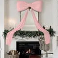 Grande fiocco in velluto rosa appeso su un camino per decorazioni natalizie eleganti - Rosa Loto