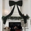 Grande decorazione con fiocco di velluto nero su uno specchio sopra un camino natalizio - Nero