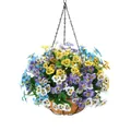 Detail van kleurrijke kunstmatige viooltjes in een kokos hangmand met metalen kettingen - Pansy Color Scheme
