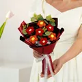 Detailansicht eines handgehäkelten Sonnenblumen- und Rosenstraußes mit Geschenkband - Klein / Rot