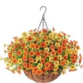 Detail van oranje en gele kunstbloemen in een metalen hangmand met een natuurlijke kokosvoering - Geeloranje