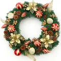 Corona de Navidad con adornos rojos y dorados, piñas y follaje verde sobre fondo blanco - 40CM / Corona de bolas pintadas